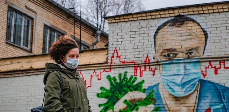 Persona usando mascarilla en Rusia. / EFE
