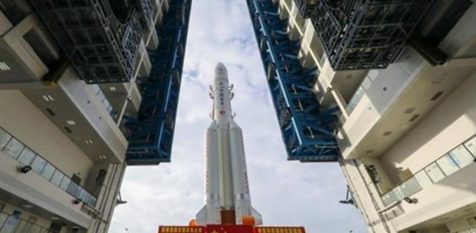 El cohete portador Larga Marcha 5 es transportado al sitio de lanzamiento.

Foto: CHINA NATIONAL SPACE ADMINISTRATION/WAN KE