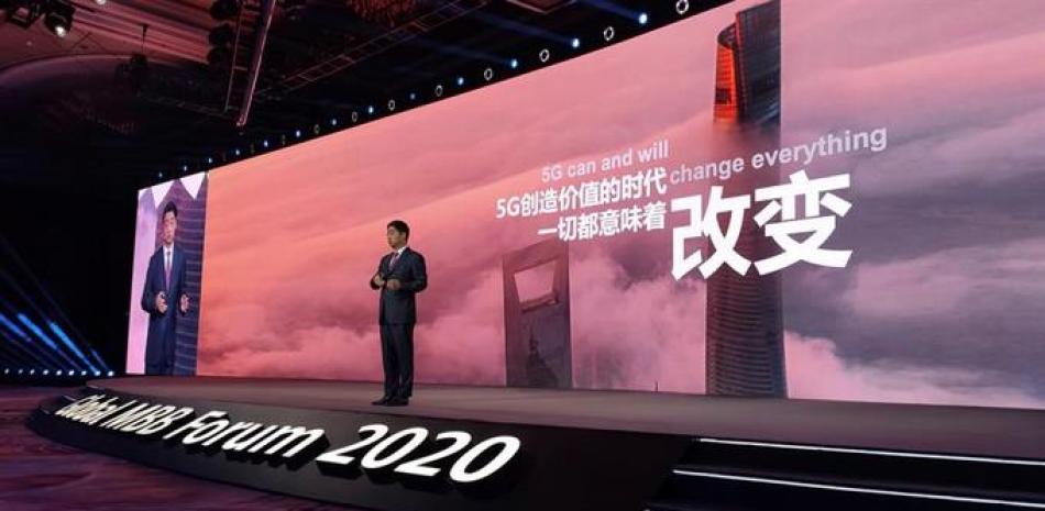 El vicepresidente de Huawei, Ken Hu, durante su discurso pronunciado ante un foro de telecomunicaciones, celebrado hoy en la ciudad oriental china de Shanghái, en el que enumeró algunas de las aplicaciones industriales de este tipo de redes, como la telemedicina, la minería o el trabajo portuario. La gran explosión del uso de las redes 5G en China llegará en la primera mitad de 2021, cuando el número de usuarios de estas redes alcance el 20 % del total de consumidores de servicios móviles, pronosticó hoy un alto directivo del gigante tecnológico chino Huawei.