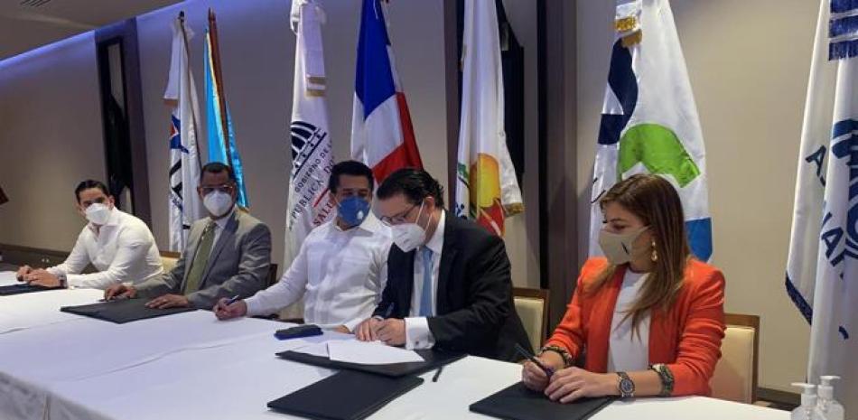 En la firma del acuerdo participaron el Ministerio de Turismo, la Dirección General de Aduanas (DGA), la Dirección General de Migración, el Ministerio de Salud Pública y  Asonahores.
