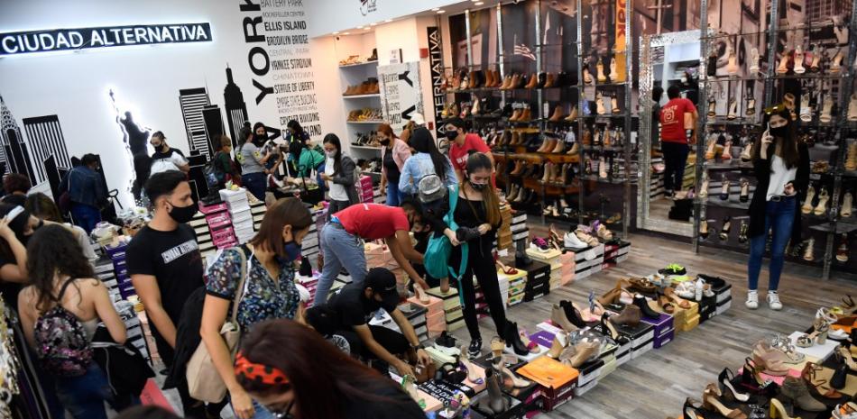 Los clientes en una tienda buscan zapatos durante las rebajas del Black Friday en un centro comercial en Caracas, Venezuela, 20 de noviembre de 2020.