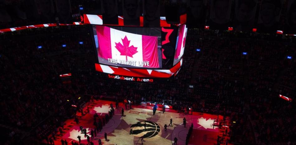 En imagen de archivo del 16 de abril de 2019, los aficionados entonan el himno nacional de Canadá antes del segundo partido de la primera ronda de playoffs de la NBA entre los Raptors de Toronto y el Magic de Orlando, en Toronto.