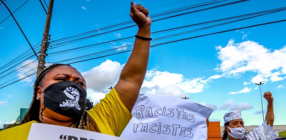 La gente participa en una protesta contra la muerte de un hombre negro frente al supermercado Carrefour, donde tuvo lugar su golpiza, en Porto Alegre, Rio Grande Brasil, este 20 de noviembre de 2020.