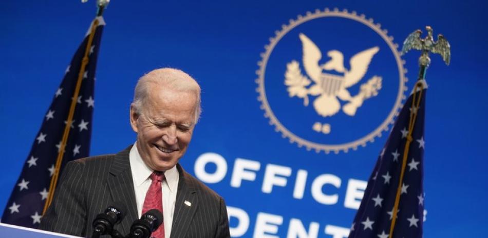 El presidente electo Joe Biden da un discurso en el teatro The Queen de Wilmington, Delaware, el jueves 19 de noviembre de 2020. (AP Foto/Andrew Harnik)