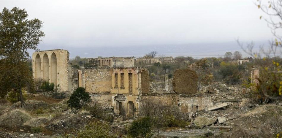 En la imagen, vista de una amplia e irregular extensión de concreto y casos reducidas a escombros en Agdam, antes de que las fuerzas de Azerbaiyán tomen el control de la región separatista de Nagorno-Karabaj, el 19 de noviembre de 2020. (AP Foto/Sergei Grits)
