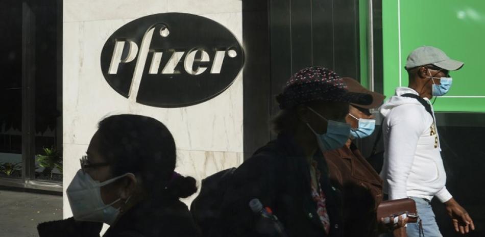 Foto de archivo, 9 de noviembre de 2020, de peatones pasando frente a la sede mundial de Pfizer en Nueva York. (AP Foto/Bebeto Matthews, File)