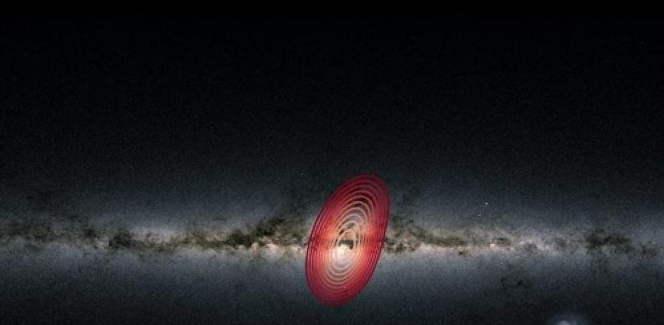 Una imagen de todo el cielo de las estrellas de la Vía Láctea vistas desde la Tierra. Los anillos de colores muestran la extensión aproximada de las estrellas que provienen de la galaxia fósil conocida como Heracles.

Foto: DANNY HORTA-DARRINGTON ESA/GAIA, SDSS