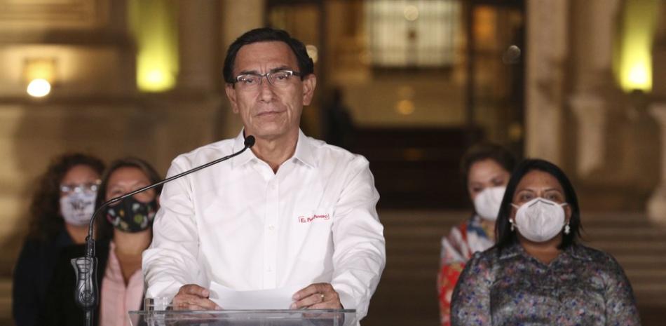 El presidente de Perú, Martín Vizcarra, habla frente al palacio presidencial después de que los legisladores votaron su destitución en Lima, Perú, el lunes 9 de noviembre de 2020. (AP Foto/Martín Mejía)