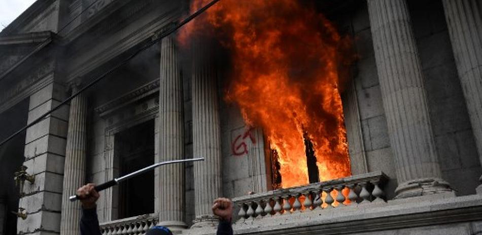 Manifestantes quemando el Congreso de Guatemala. / AFP