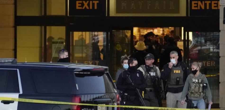 Agentes del FBI y la policía están en las afueras del centro comercial Mayfair Mall tras un tiroteo el viernes, 20 de noviembre del 2020, en Wauwatosa, Wisconsin. Varias personas resultaron heridas, ninguna de gravedad, en el tiroteo. El alcalde de Wauwatosa Dennis McBride dijo que el sospechoso seguía a la fuga.(AP Foto/Nam Y. Huh)
