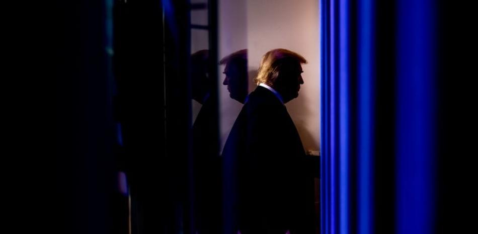 El presidente Donald Trump sale de la sala de prensa de la Casa Blanca después de hablar con los reporteros, en Washington, el viernes 20 de noviembre de 2020. (Erin Schaff/The New York Times)