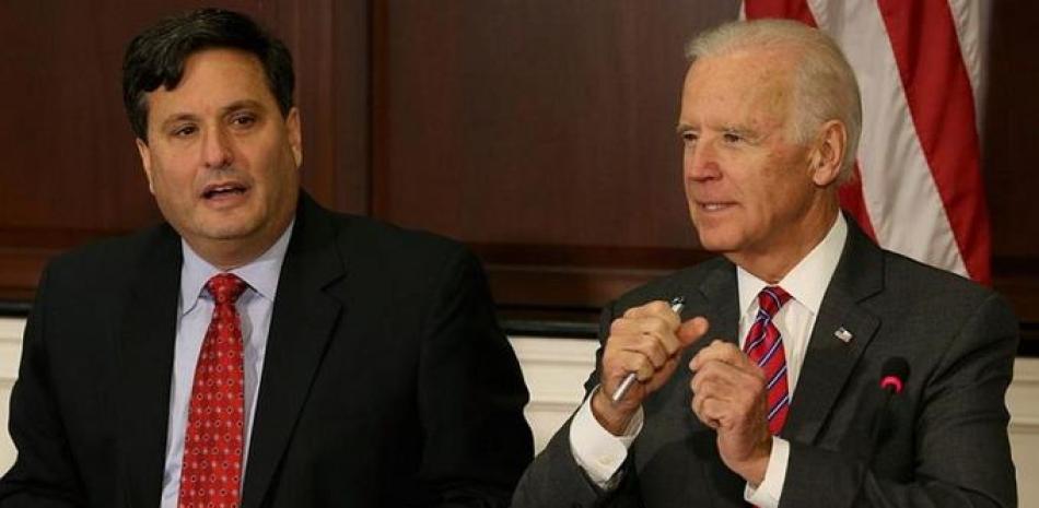 El futuro jefe de gabinete de la Casa Blanca, Ron Klain, junto al presidente electo estadounidense Joe Biden. Fuente: BBC.