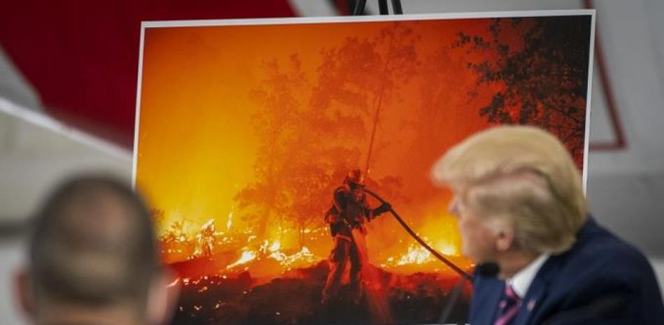 El presidente estadounidense, Donald Trump, participa en un informe sobre incendios forestales en el Aeropuerto Sacramento McClellan en McClellan Park, California, el 14 de septiembre de 2020. (Doug Mills/The New York Times).