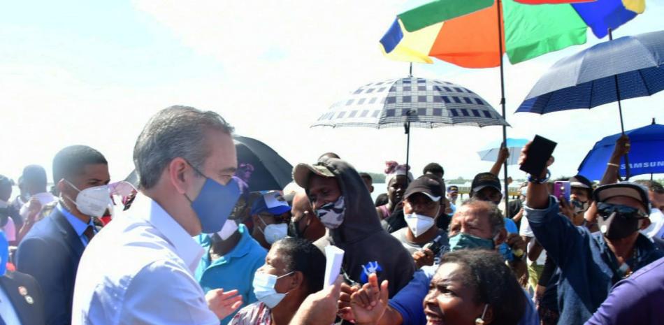 El presidente Luis Abinader mientras saludaba personas esta mañana en Boca Chica, municipio de la provincia Santo Domingo. JOSE ALBERTO MALDONADO/LD