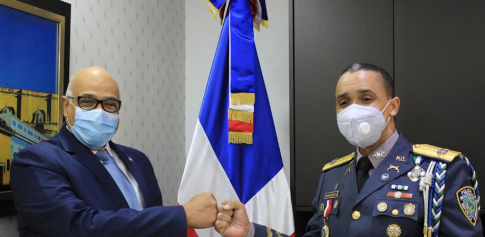 Rafael Guerrero Peralta intercambia saludo con el mayor general Edward Sánchez González.