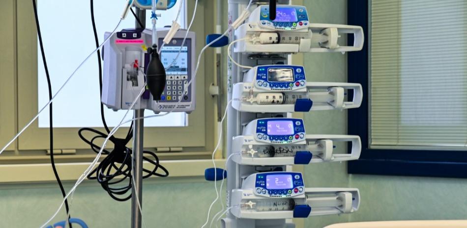 Un paciente yace en la cama de la Unidad de Cuidados Intensivos (UCI) COVID-19 del hospital Tor Vergata el 24 de noviembre de 2020 en Roma. Italia, el primer país europeo en ser golpeado por la pandemia mundial de coronavirus, el 23 de noviembre de 2020.
