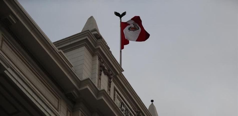 Vista general de una bandera sobre el edificio del Congreso durante la investidura del presidente peruano, Francisco Sagasti, en Lima (Perú).  EFE/ Paolo Aguilar