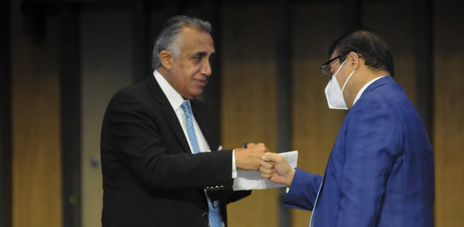 El ministro Francisco Camacho al momento de ser saludado por Luis Mejía Oviedo.