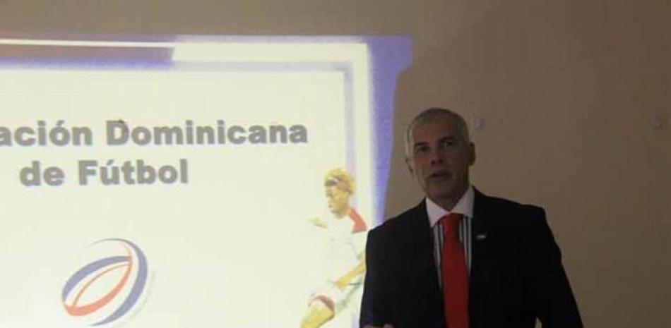 Rubén García, presidente de la Federación Dominicana de Fútbol, hace uso de la palabra durante el taller.