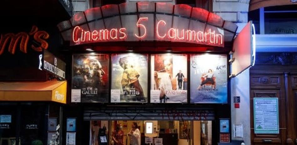 Esta foto de archivo muestra la fachada del cine Cinema 5 Caumartin en París. Foto: Abdulmonam Eassa/AFP.