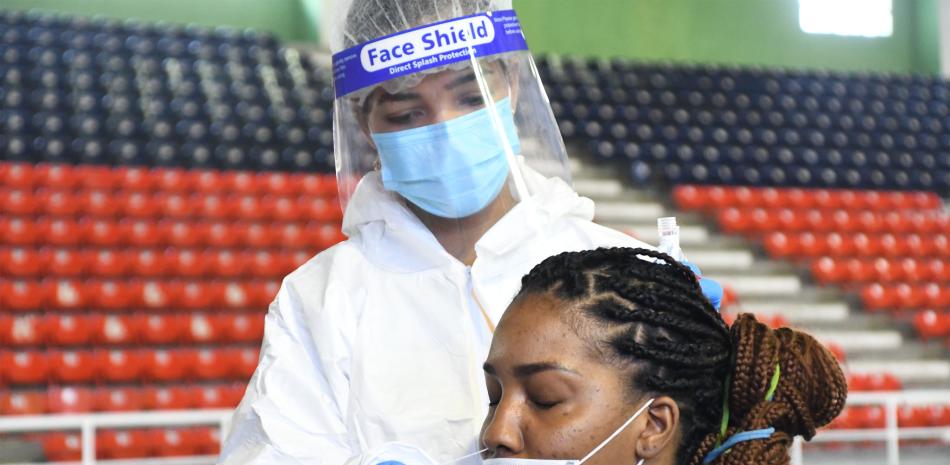 La atleta Yonkaira Peña, mientras se le toma la muestra preventiva de COVID-19 en el operativo preventivo.