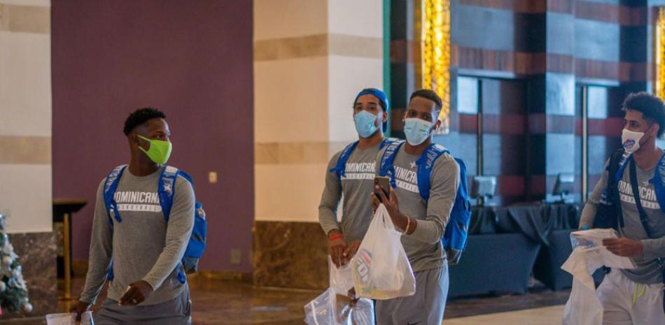 Andrés Feliz, Juan Guerrero, Juan Miguel Suero y Nehemías Morillo a su arribo a Punta Cana para los compromisos de la selección nacional de baloncesto.