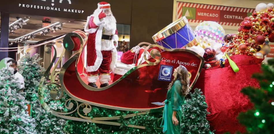 La comunicadora Pamela Sued junto a Santa Claus en la apertura de la Navidad en el centro comercial.