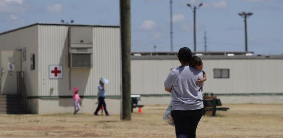En esta imagen de archivo, tomada el 23 de agosto de 2019, solicitantes de asilo caminan por el interior del Centro Residencial de Familias del Sur de Texas, un centro de detención del ICE, en Dilley, Texas. (AP Foto/Eric Gay, archivo)