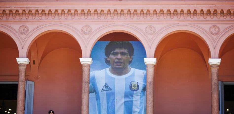 Un cartel gigante de Diego Maradona fue exhibido en un balcón del palacio presidencial conocido como la Casa Rosada, en Buenos Aires, Argentina, este jueves.