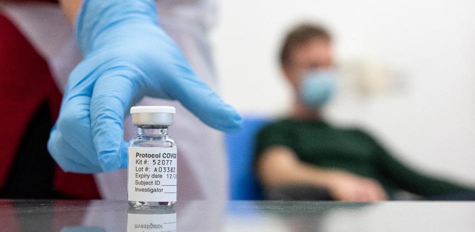Una imagen de archivo publicada por la Universidad de Oxford muestra un frasco de la vacuna candidata COVID-19 de la Universidad, conocida como AZD1222. John Cairns / Universidad de Oxford / AFP