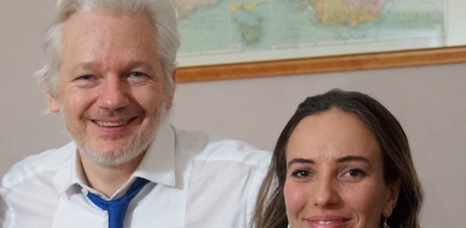 Foto de Julian Assange y su pareja. Fuente: World Socialist Website.