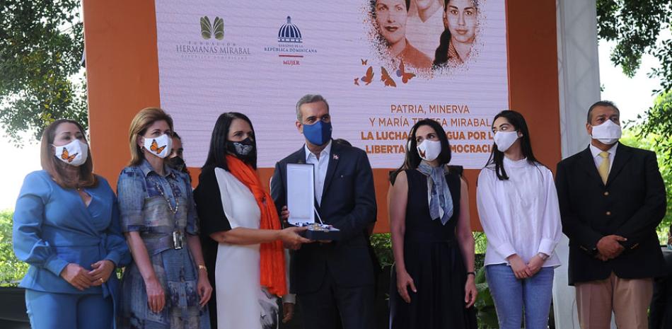 El presidente Luis Abinader entrega la condecoración como homenaje póstumo de las hermanas Mirabal, a Minou Tavárez Mirabal, hija de Minerva. ALBERTO LIRANZO