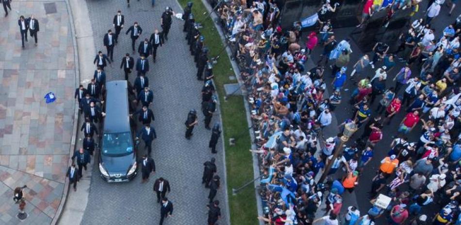 La carroza fúnebre con el ataúd de Diego Maradona sale de la Casa de Gobierno, el jueves 26 de noviembre de 2020, en Buenos Aires, Argentina.