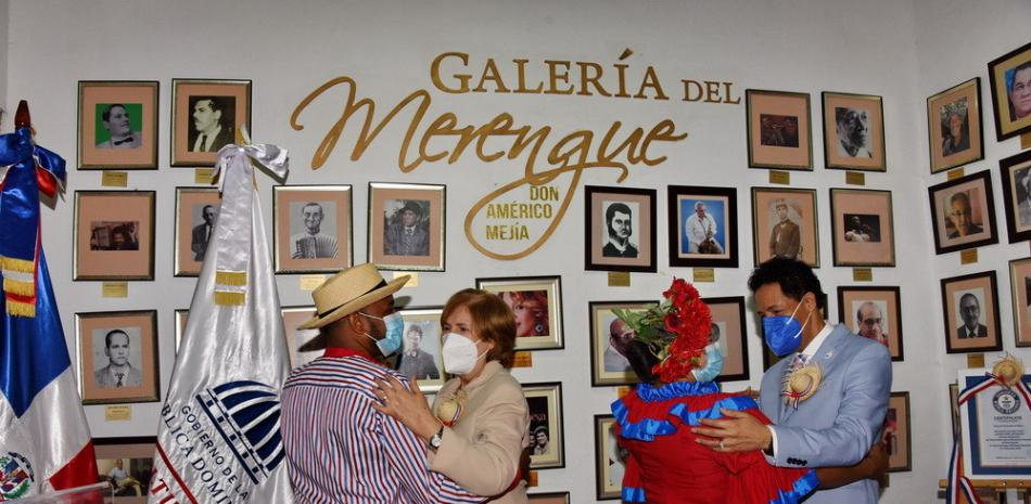 El acto de reconocimiento estuvo encabezado por la ministra de Cultura, profesora Carmen Heredia, quien fue recibida a ritmo de güira y tambora y un cuerpo de bailarines folclóricos.