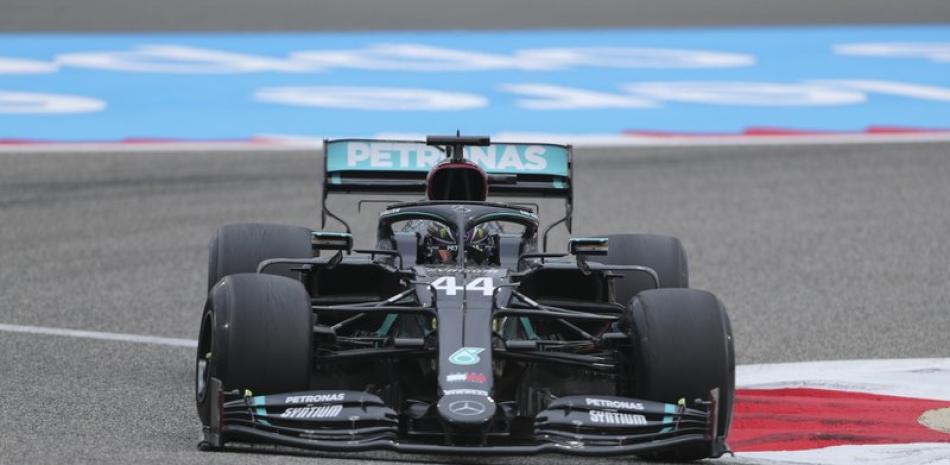 El británico Lewis Hamilton, de Mercedes, corre durante la primera sesión de prácticas para el Gran Premio de Bahrein de la Fórmula Uno, en el Circuito Internacional de Sakhir, Bahrein, el viernes.