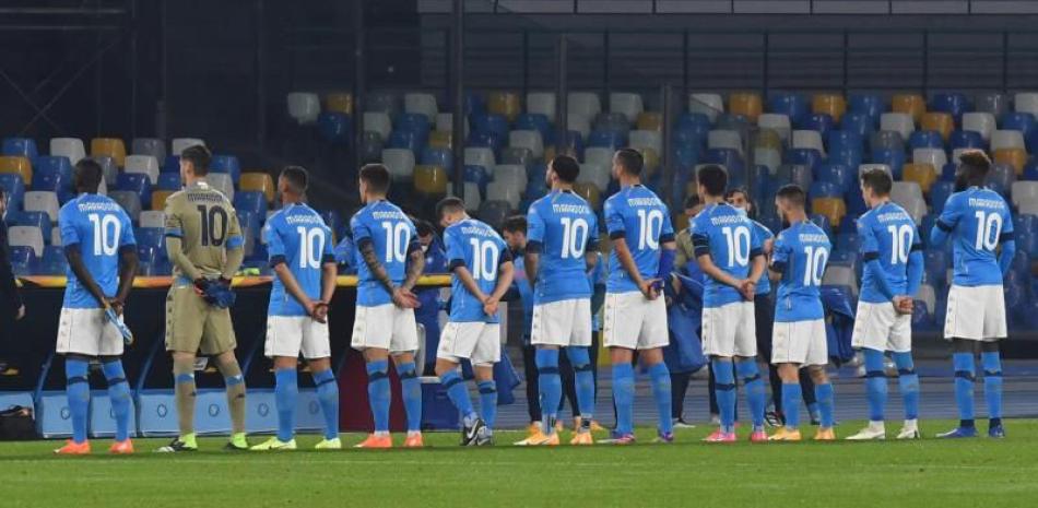 Jugadores del Nápoles guardan un minuto de silencio.
