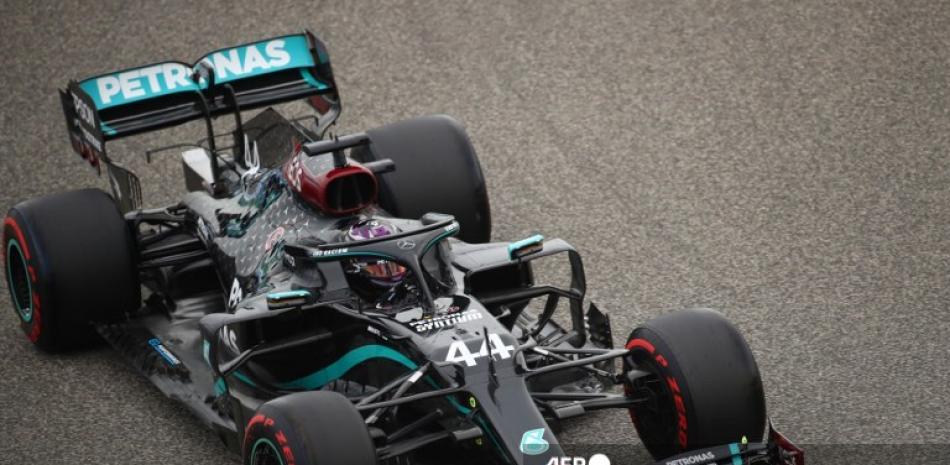 El piloto británico de Mercedes, Lewis Hamilton, conduce durante la tercera sesión de práctica en la víspera del Gran Premio de Fórmula Uno de Bahrein en el Circuito Internacional de Bahrein en la ciudad de Sakhir este sábado.