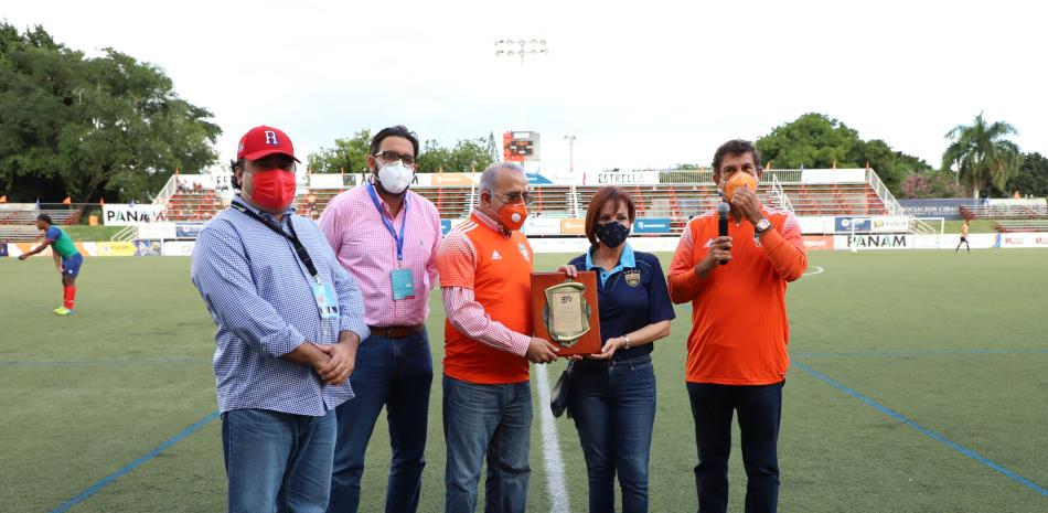 El ministro de Salud, doctor Plutarco Arias, recibe una placa de reconocimiento previo al partido de vuelta entre Cibao FC y Delfines.