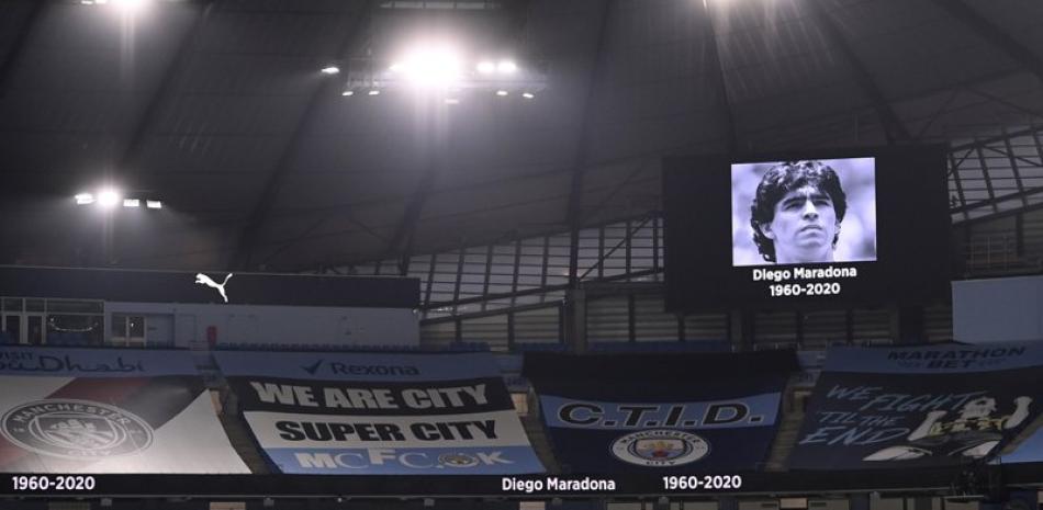 Los jugadores del Manchester City y del Burnley guardan un minuto de silencio por Diego Maradona, antes del partido de la Liga Premier inglesa, disputado el sábado.