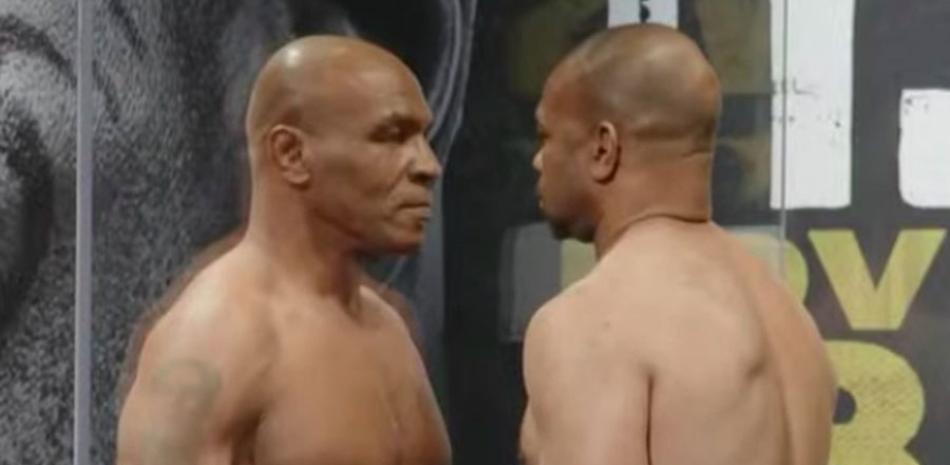 Mike Tyson pesó 220.4 libras y Roy Jones Jr. paró la váscula en 210 libras.
