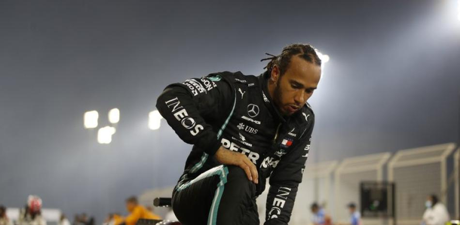 El piloto de Mercedes Lewis Hamilton sale de su monoplaza tras ganar el Gran Premio de Bahréin en Sakhir, el domingo. (AP)