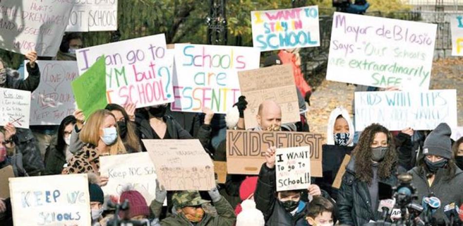 Padres y alumnos protestan por el cierre de las escuelas el 19 de noviembre pasado, en Ciudad de NY. AP