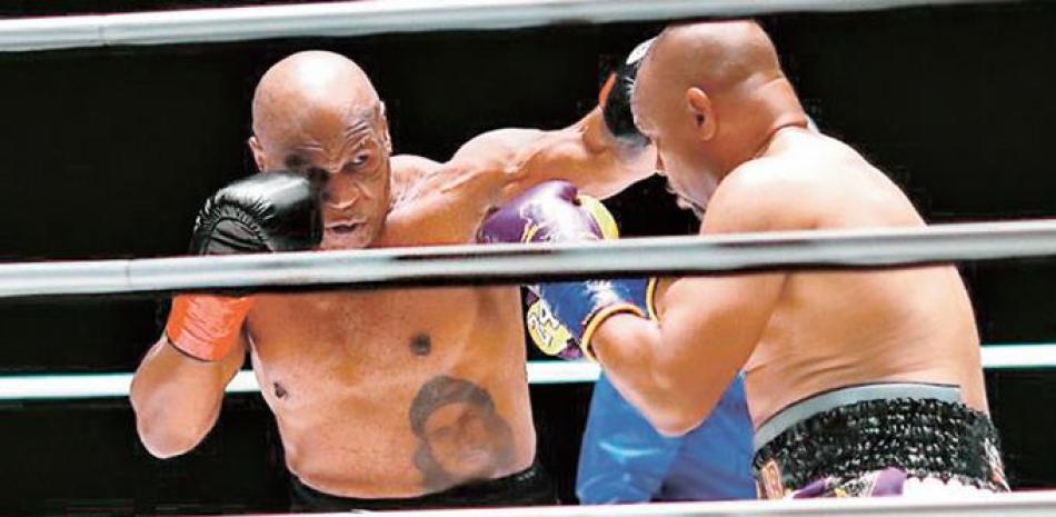 Tyson conecta un golpe a Jones Jr. en la pelea de exhibición que sostuvieron el sábado.