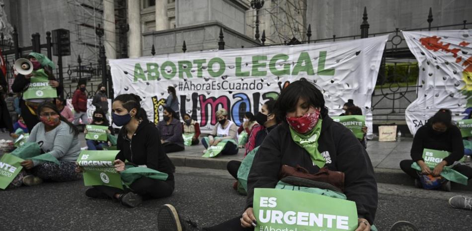 Activistas que participan en una manifestación exigiendo la legalización del aborto frente al edificio del Congreso argentino en Buenos Aires, el 28 de octubre de 2020, en medio de la pandemia de coronavirus.