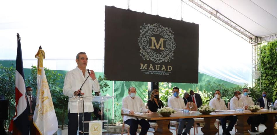 El presidente de la República, Luis Abinader, junto a otros ejecutivos, se dirige al público sobre el proyecto del Mauad Hotel Boutique, ayer. FUENTE EXTERNA