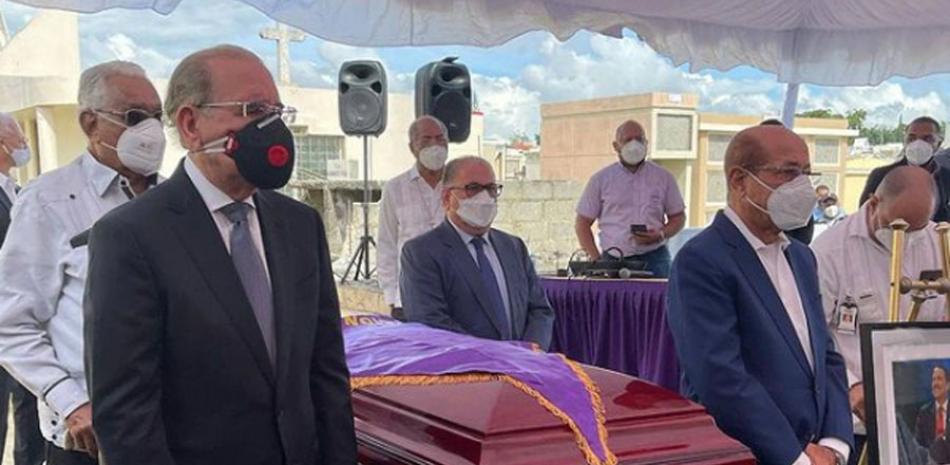 El expresidente Danilo Medina, a la izquierda, rinde honores a César Prieto, durante el funeral del segundo. FUENTE EXTERNA