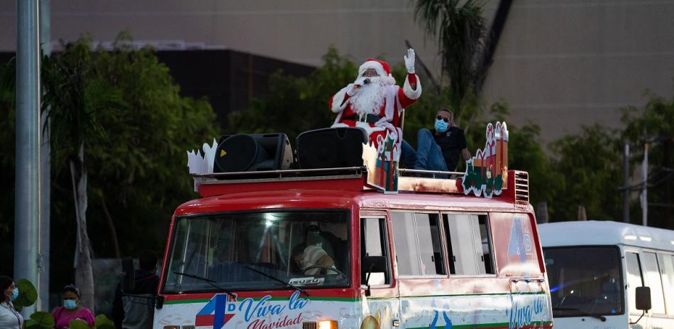 Este Santa Claus de Certv recorre la ciudad de Santo Domingo llevando alegría a gente de los sectores populares.