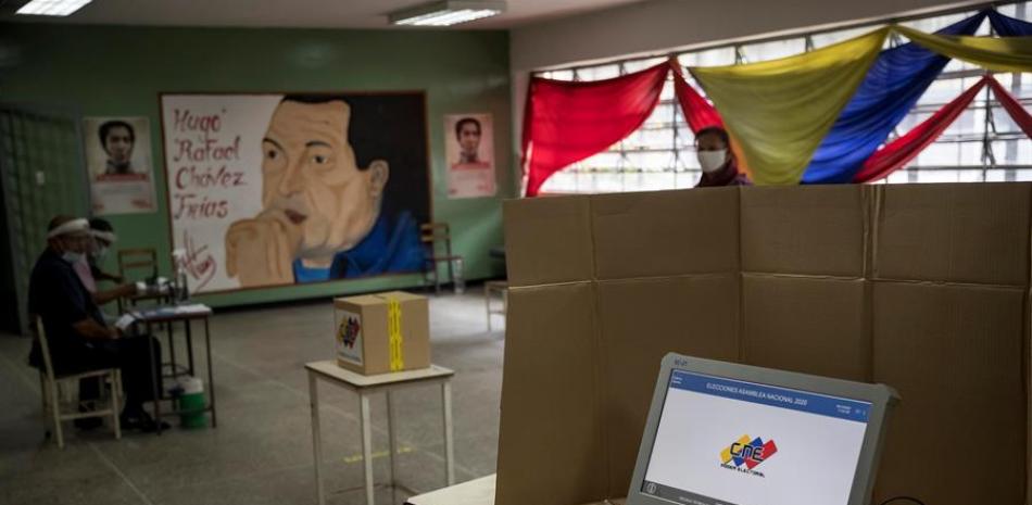 Puesto de votación asignado durante la jornada de elecciones a diputados de la Asamblea Nacional hoy, en Caracas (Venezuela).  EFE/ Miguel Gutiérrez
