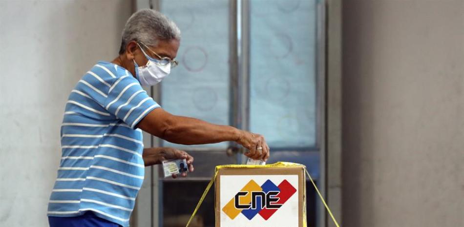 Una mujer vota en el colegio Fermín Toro, centro electoral para civiles y militares, hoy en Caracas (Venezuela). En esta jornada los ciudadanos eligen a los diputados que formarán la Asamblea Nacional (AN, Parlamento). EFE/ Miguel Gutiérrez