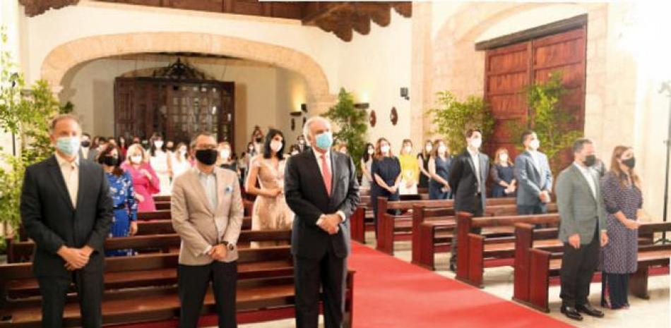 La íntima ceremonia religiosa fue oficiada por el Padre Modesto Arias, en la iglesia Regina Angelorum. CORTESÍA DE LOS ORGANIZADORES